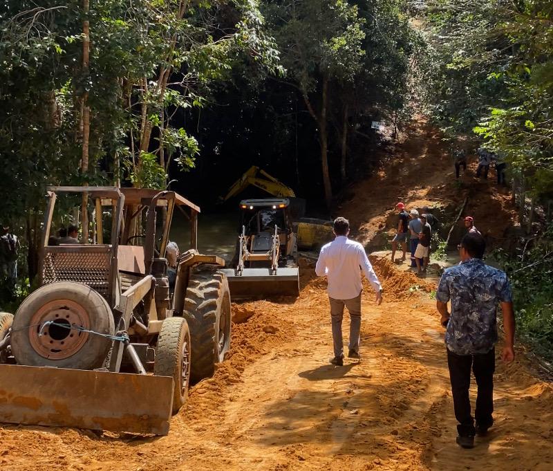 Maquinário em área de mata durante flagrante de crime ambiental em Trancoso