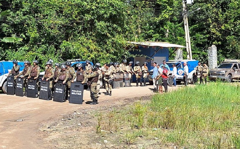 Efetivo da Polícia Militar posicionado em estrada rural de Trancoso