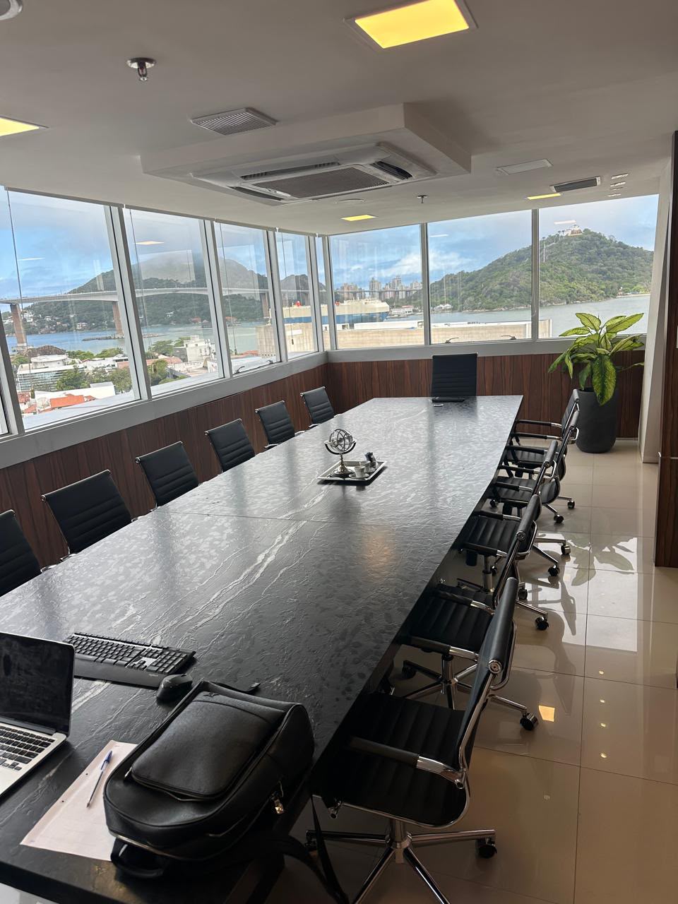 Sala de reuniões da sede do Cohen Poleto Advogados, com vista para a Terceira Ponte e o Convento da Penha