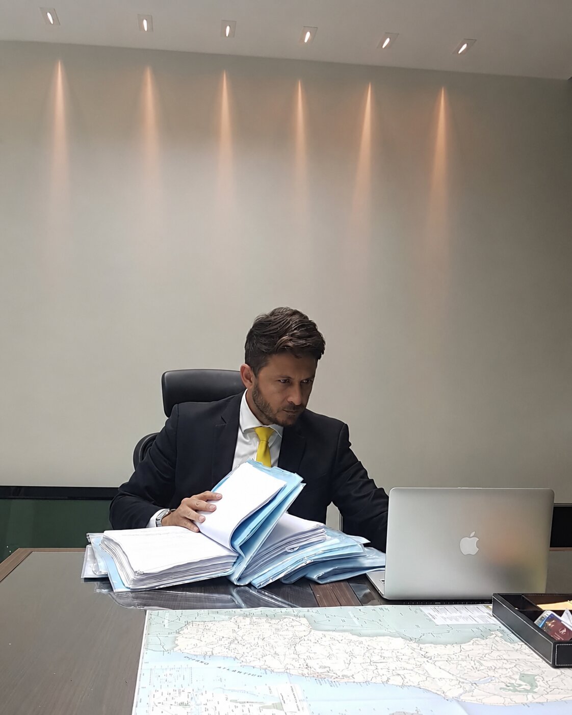 Advogado em análise de autos processuais no escritório